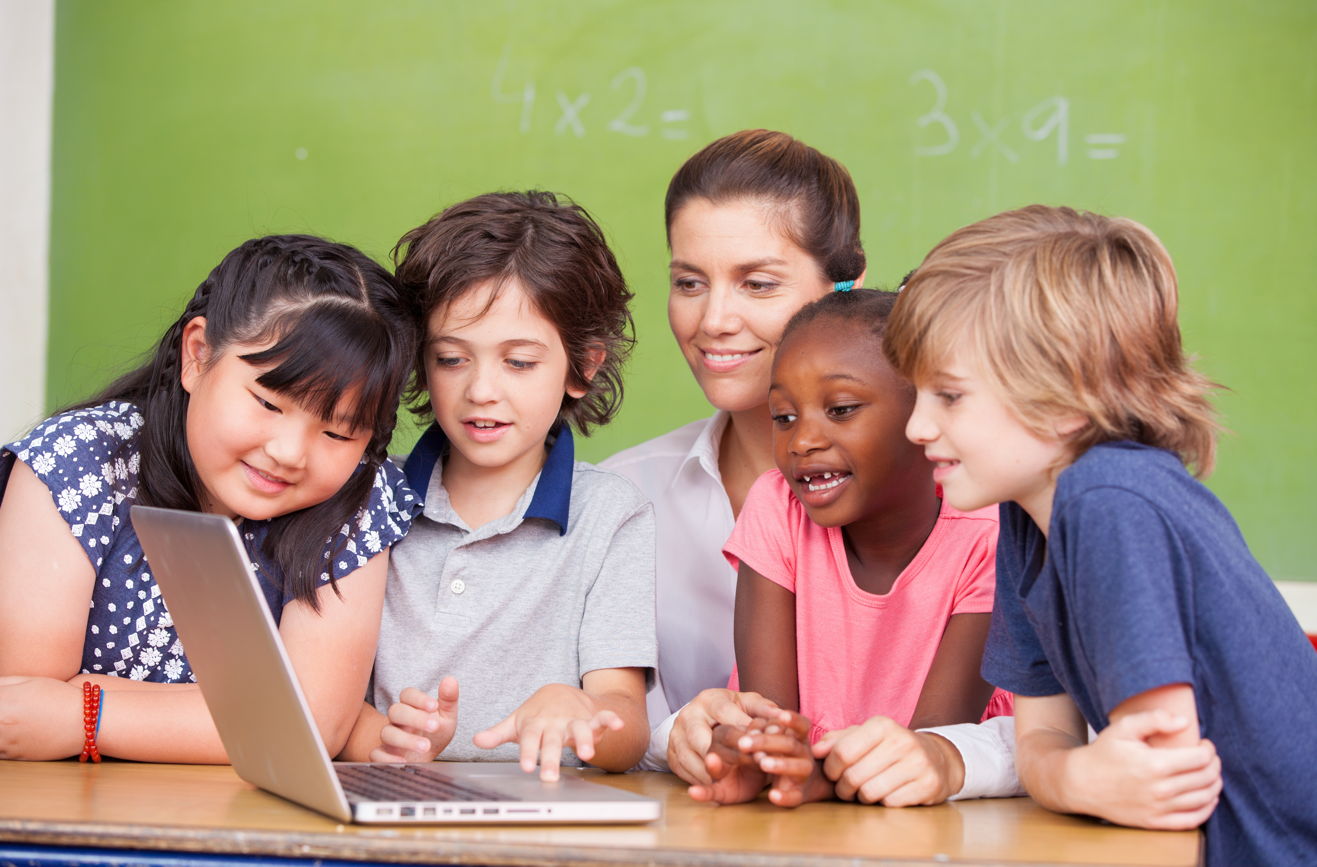 The teacher made the pupils. Учитель английского и ученики. Учитель и дети. Учитель и ученик. Дети в школе.